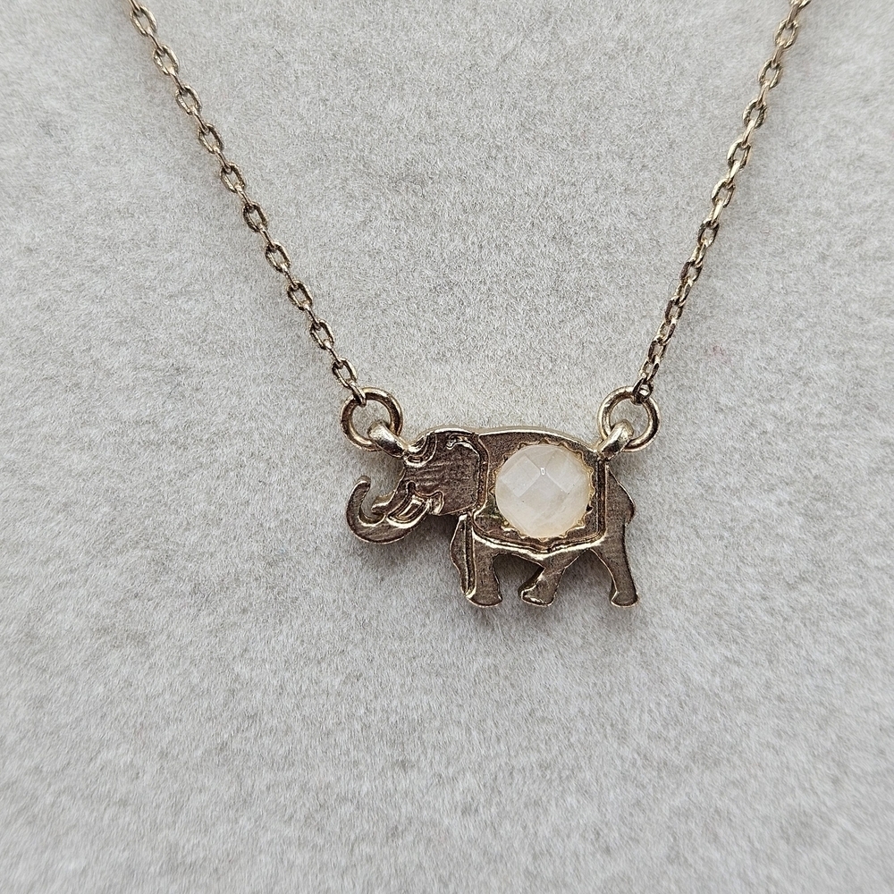 VINTAGE Dainty Gold Tone Faceted Pink Quartz Detail Elephant Pendant Necklace
